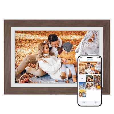 une image représentant un cadre photo contenant une photo de famille et un téléphone portable