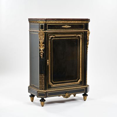 une armoire ancienne peinte en noir et or, à deux portes