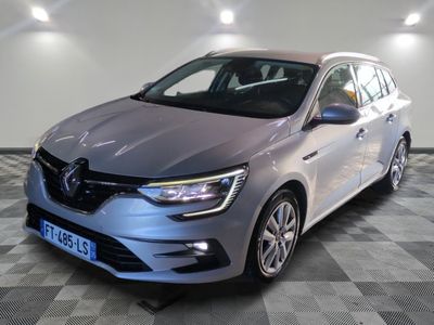 une voiture grise garée dans un garage au sol en damier