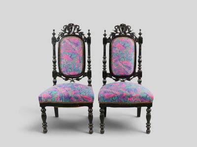 une paire de chaises avec un revêtement coloré, revêtement coloré, revêtement coloré, revêtement coloré, revêtement coloré