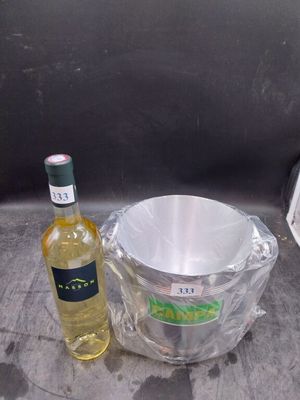 une bouteille de vin à côté d'un bol et une bouteille de vin sur une table