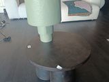 une table sur laquelle est posée une lampe, dans un salon
