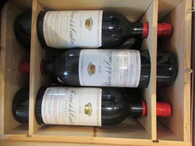 bouteilles de vin rouge dans un coffret en bois sur une table