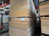 de nombreuses piles de panneaux de contreplaqué empilés les uns sur les autres