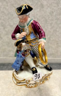 une figurine représentant un homme assis sur une table