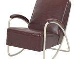 fauteuil à bascule en cuir marron avec structure en métal blanc et repose-pieds