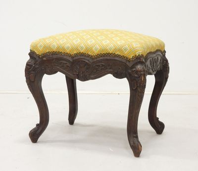 un vieux banc en bois recouvert d'un tissu jaune et blanc