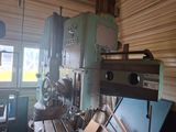 une machine qui se trouve à l'intérieur d'un bâtiment