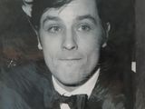 une vieille photo en noir et blanc représentant un homme en smoking et une femme en manteau de fourrure