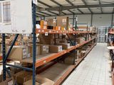 un grand entrepôt rempli de boîtes et de cartons