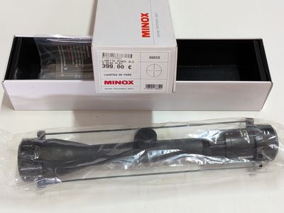 Emballage d'un sèche-cheveux Minox dans une boîte posée sur une table
