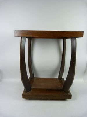 une image d'une table en bois sur fond blanc