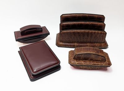 NECESSAIRE DE BUREAU, un en cuir bordeaux, comprenant un buv…