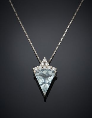 un pendentif en aigue-marine et diamants, monté sur une chaîne en argent