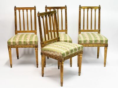 trois chaises anciennes avec des assises rembourrées, dont une à rayures vertes et blanches