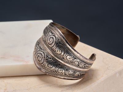 Bracelet jonc bombé ouvert en argent supérieur à 800 millièm…