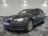 L'Audi est garée dans une grande pièce au sol carrelé.