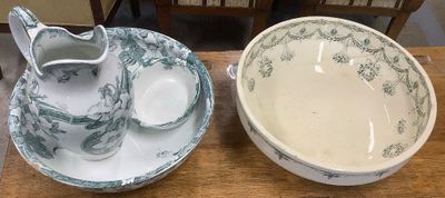 deux bols et un pichet posés sur une table