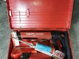 une boîte à outils rouge avec des outils sur le sol
