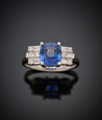 une bague en saphir et diamant