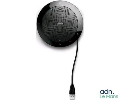 une enceinte noire branchée sur un chargeur USB