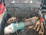 une boîte à outils contenant des outils, posée sur le sol