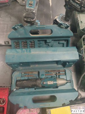 une mallette à outils bleue contenant des outils, posée sur une table