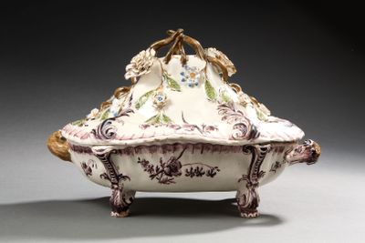 un bol blanc avec un motif floral