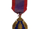 une image représentant une médaille ornée d'un ruban violet