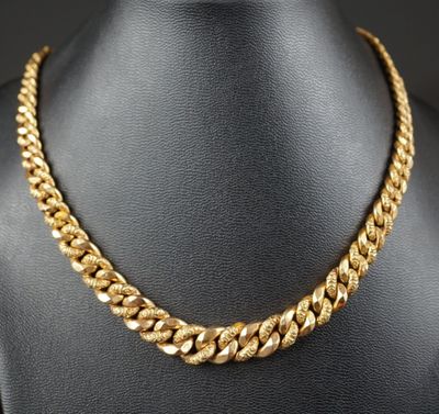 un collier à chaîne en or sur un mannequin mannequin mannequin mannequin mannequin mannequin mannequin mannequin mannequin mannequin