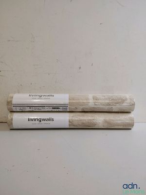deux rouleaux de papier posés sur une table