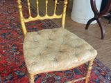 une chaise posée sur un tapis dans une pièce