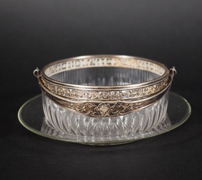 Sucrier à anse et son présentoir en verre taillé et argent 9…
