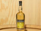 une bouteille d'alcool posée sur un tonneau en bois