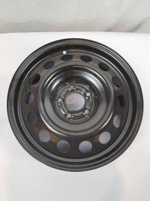 un gros plan d'une roue en acier sur une surface blanche