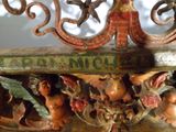 un gros plan d'un objet décoratif posé sur une table