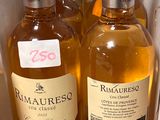 plusieurs bouteilles de vin sont alignées sur un comptoir