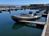 un bateau amarré au quai, dans l'eau