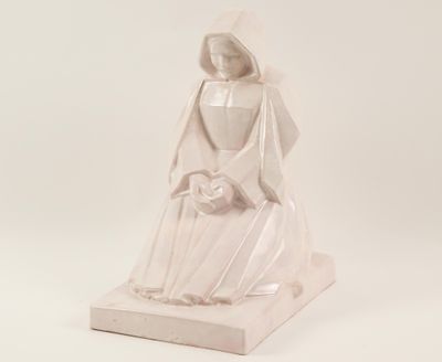 statue d'une femme vêtue d'une robe blanche et d'un voile, tenant un parapluie