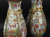 paire de vases chinois sur fond noir, avec un fond noir