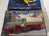 deux maquettes de camions exposées sur une table