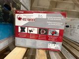 une caisse en bois posée sur une palette à côté d'un carton de bois de construction