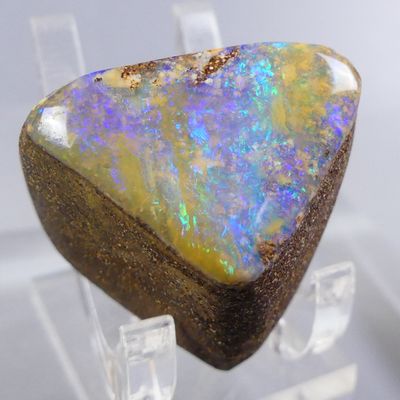 un morceau d'opalite exposé dans une vitrine