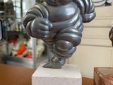 une statue représentant un personnage de dessin animé posée sur un bloc