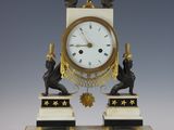 une horloge posée sur une table