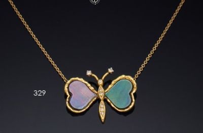 un gros plan d'un collier orné d'un papillon