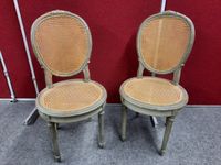 Paire de chaises en bois rechampi gris vert à décor de ruban…