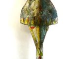 un grand poteau métallique surmonté d'un vase