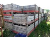 un tas de palettes en bois posées dans l'herbe