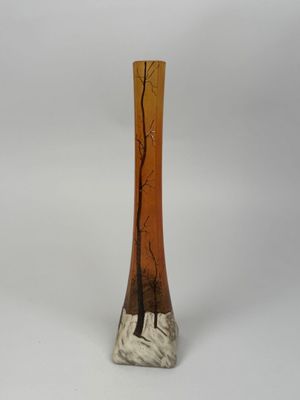un vase contenant un arbre, sur fond blanc